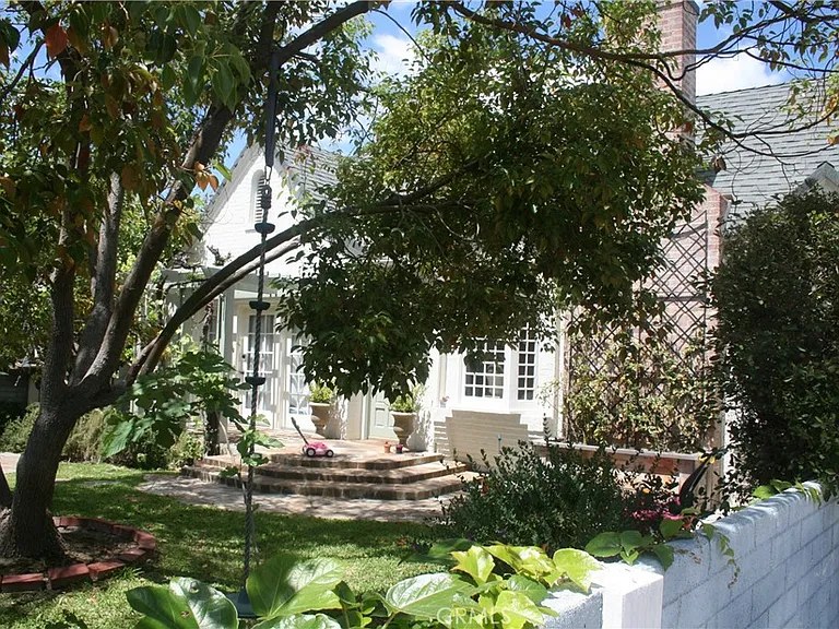 2421 N Heliotrope Dr — Photo 4