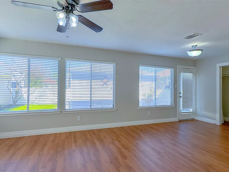 9923 Farrell Dr — Photo 3