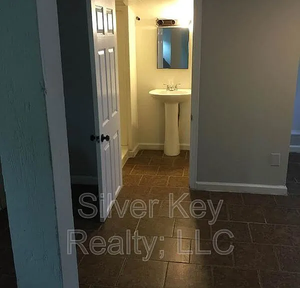 107 Forrest Ave #7 — Photo 7