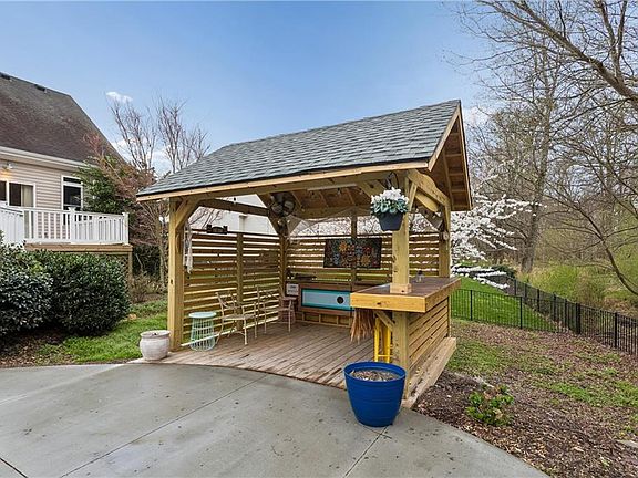 3rd image of 320 Riviara Pl