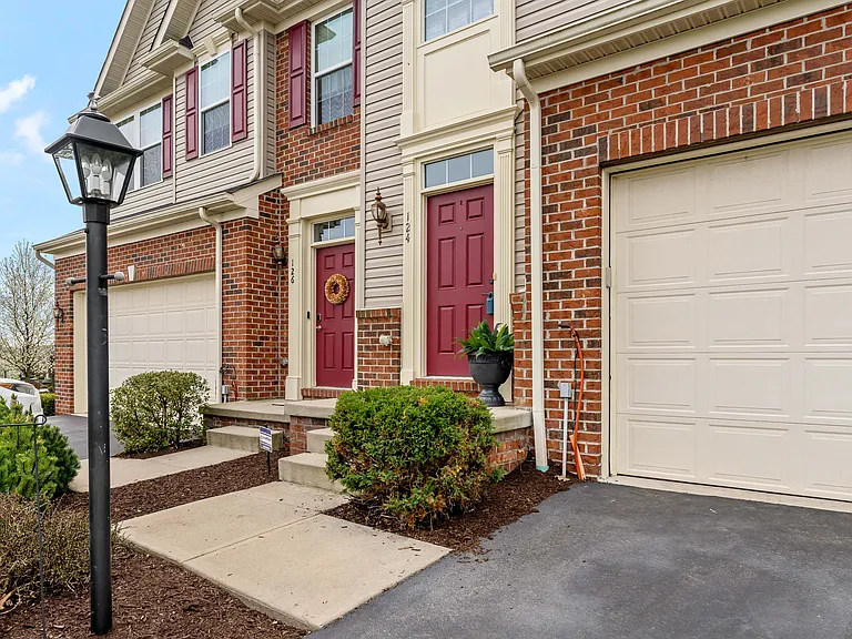124 Cobblestone Dr — Photo 2