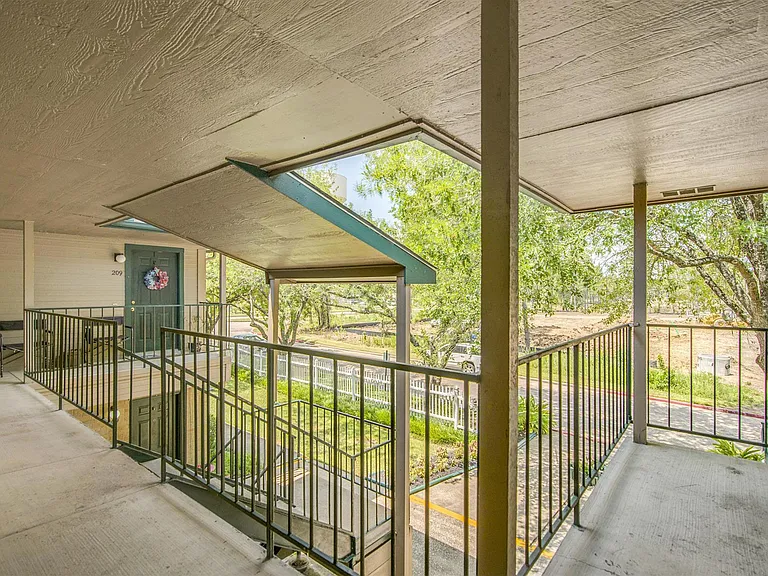 Spring Hill Village Apartments — Photo 18