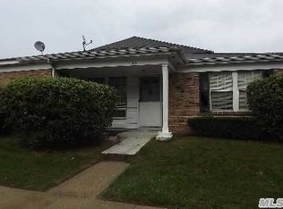 4 Williamsburg Ct, Ridge, NY 11961