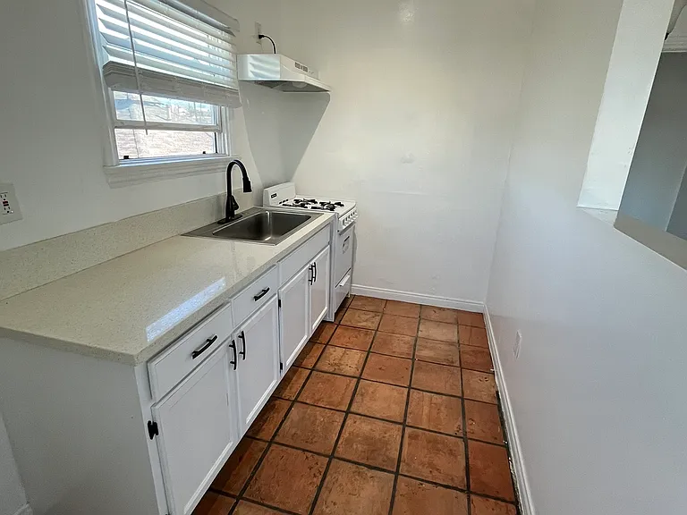 1012 N Ardmore Ave #201 — Photo 6