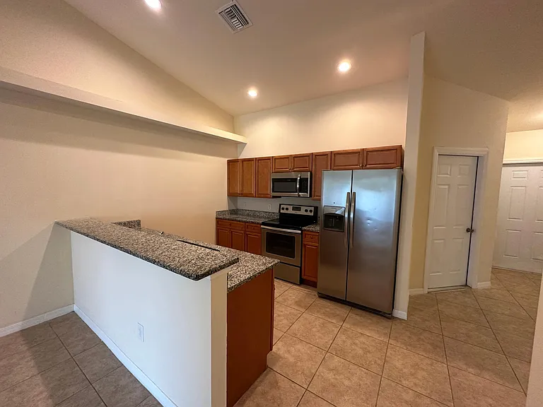 935 SE 13th St — Photo 3