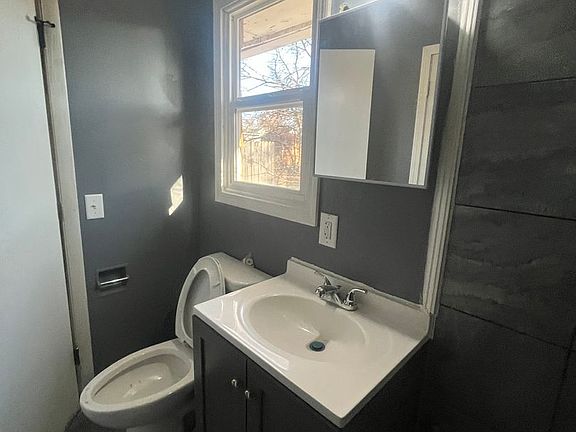 2nd image of 215-217 W Murphy St