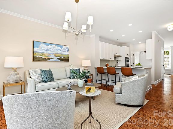 5th image of 225 Sloane Square Way
