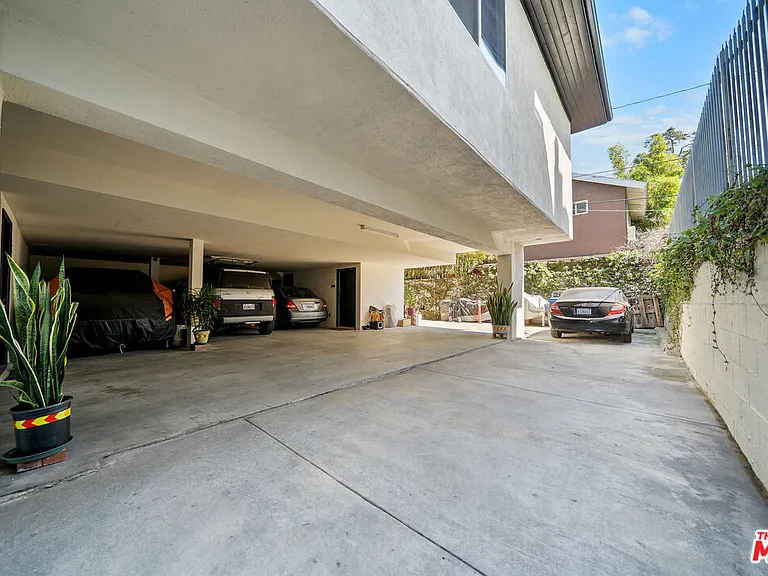 320 Westminster Ave — Photo 32