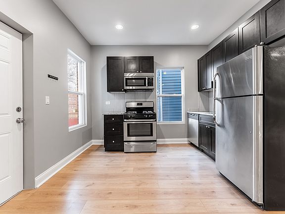 4th image of 3908 W Montrose Ave #1