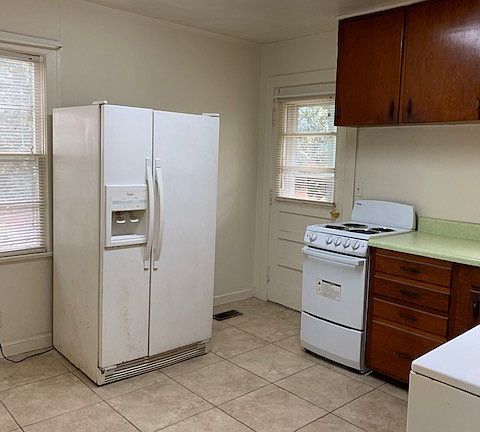 5th image of 1025 W Alden Ave