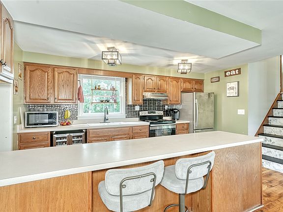 5th image of 2466 Skelly Rd