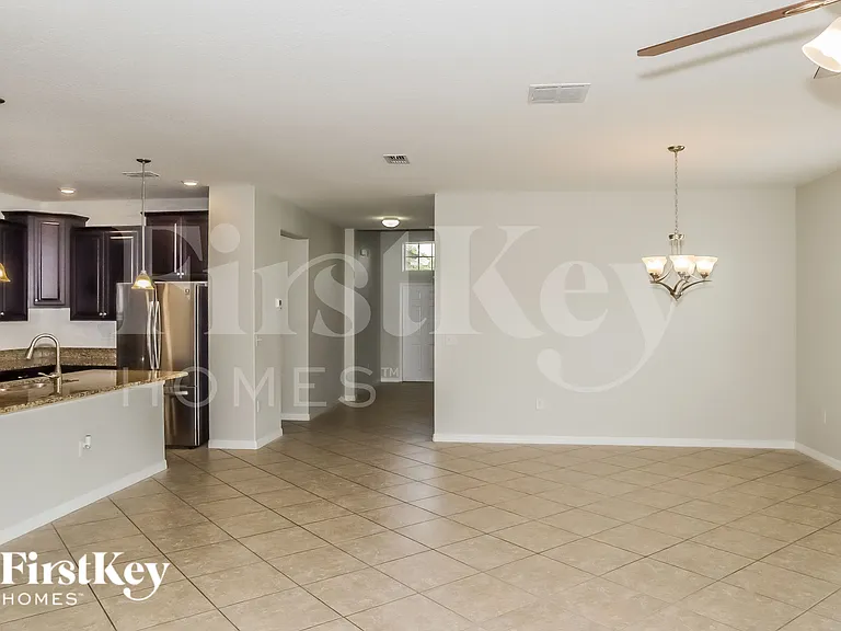 2309 Grantham Ave — Photo 5