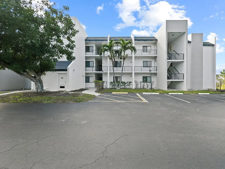 1605 S US Highway 1 #301-V6 — Photo 3