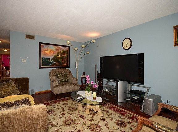3rd image of 915 Worcester Ave