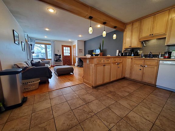 3rd image of 2832 41st Ave S