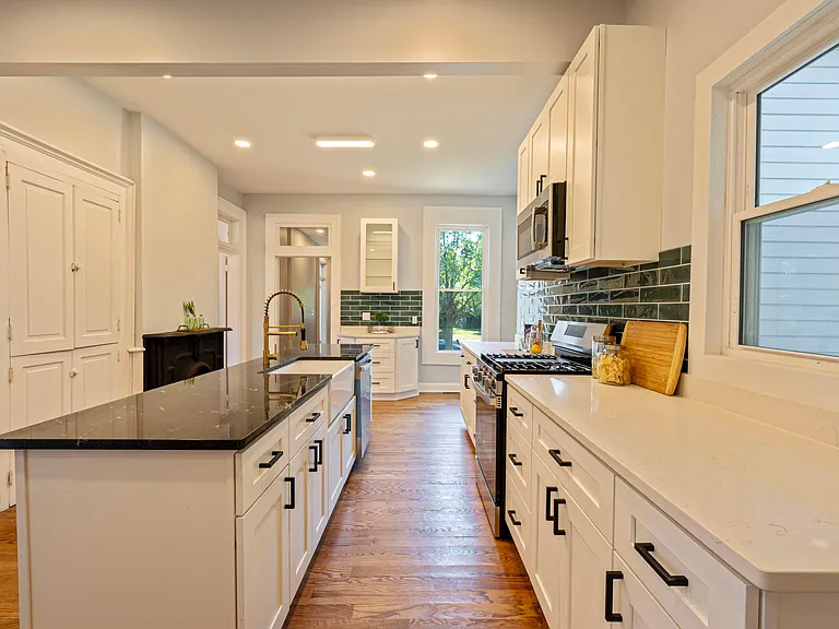 150 N Oak St — Photo 13