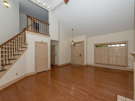 3rd image of 914 Highland Point Dr