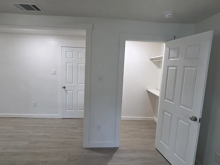 704 W Avenue B — Photo 17