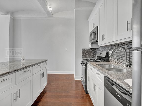 4th image of 633 S Plymouth Ct APT 807