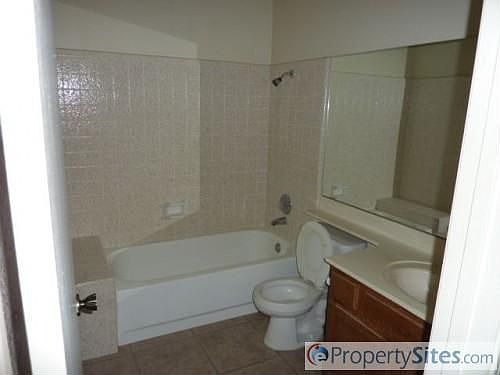 3rd image of 4342 E Des Moines St