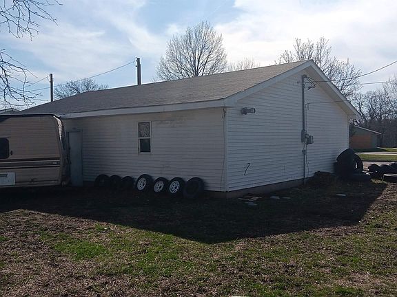 5th image of 2115 Racine Ave
