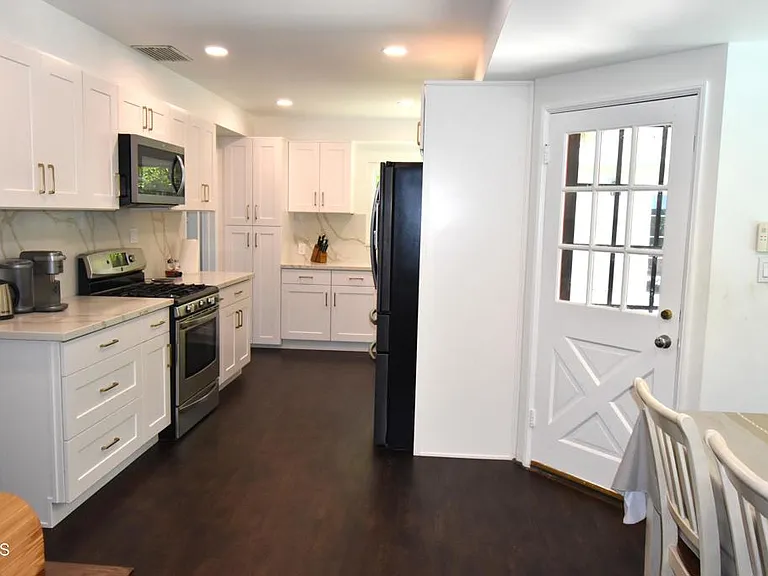 841 W Roses Rd — Photo 11