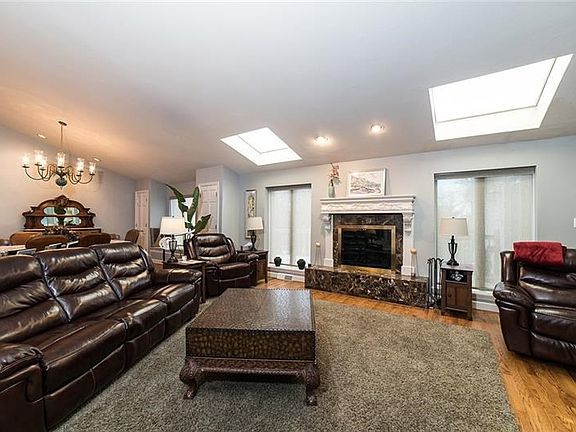 2nd image of 1010 Cypress St