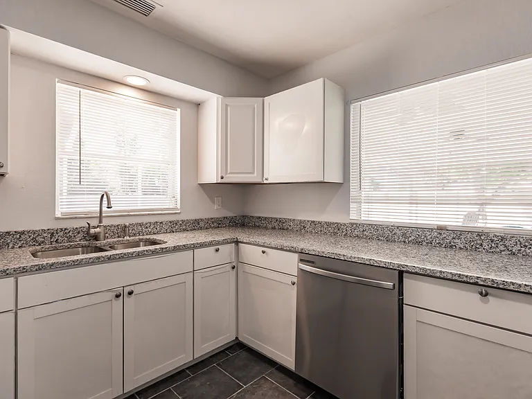 11065 Waterford Ave — Photo 8