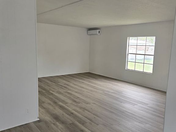 3rd image of 591 Maxanna Ave