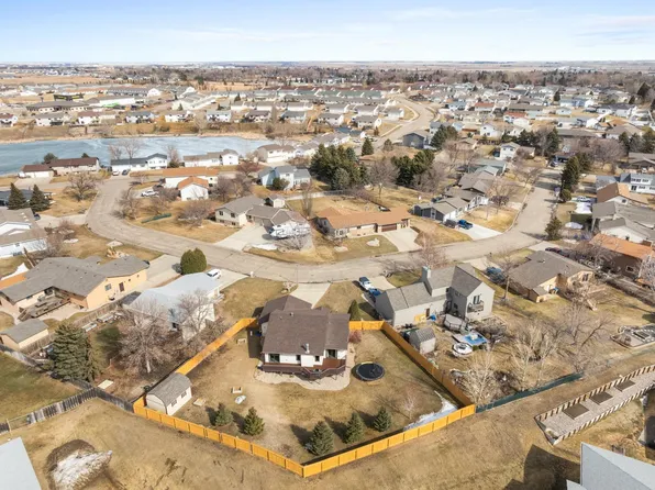1709 Terrace Ct NW, Minot, ND 58703