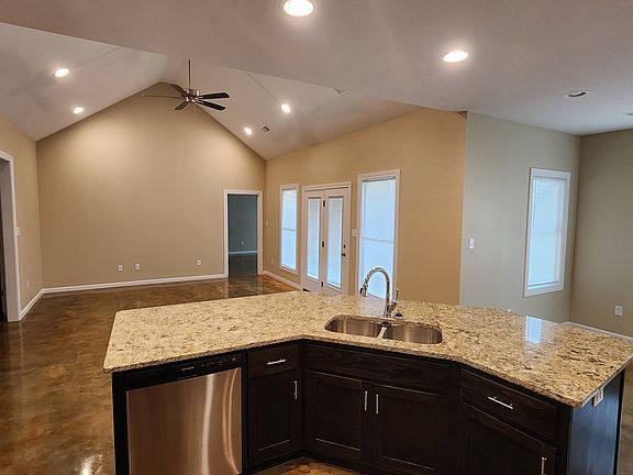 4th image of 2203 Everett Dr
