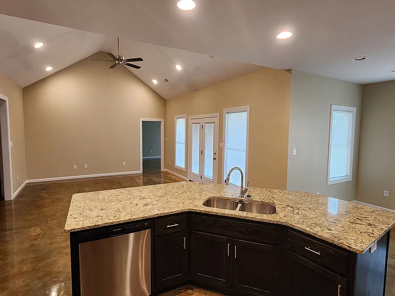 2203 Everett Dr — Photo 4