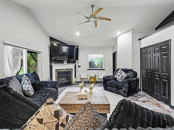 4th image of 32144 Warren Rd