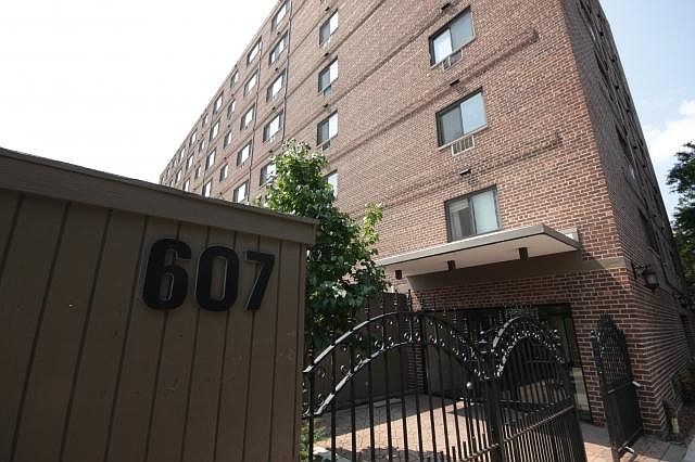 1st image of 607 W Wrightwood Ave APT 208