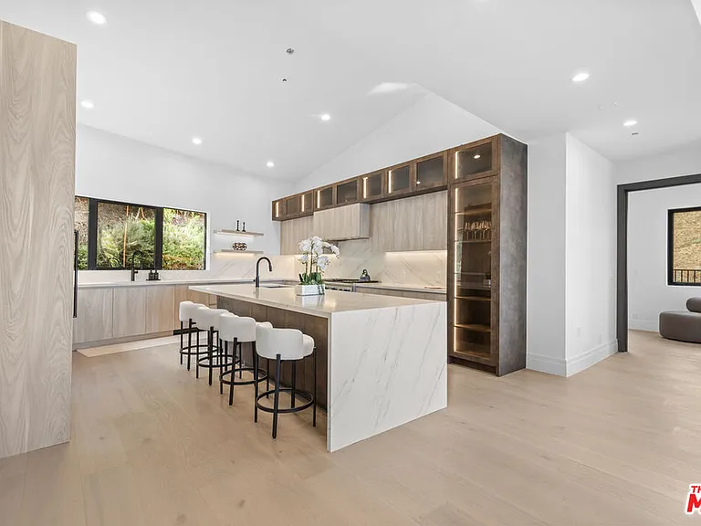 6380 Meadows Ct — Photo 16