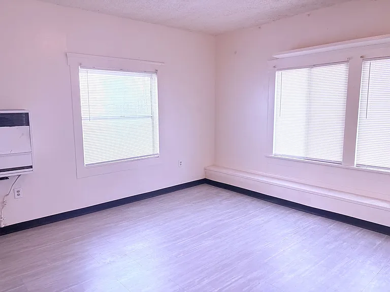 901 S Vermont Ave — Photo 1