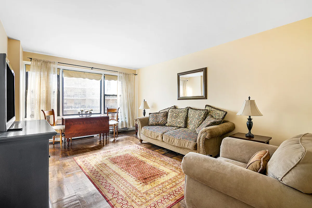 245 East 24th St Unit 9D  