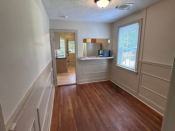 3rd image of 3241 Woodrow Ave