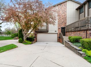 15 Windward Cir, Willowbrook, IL 60527