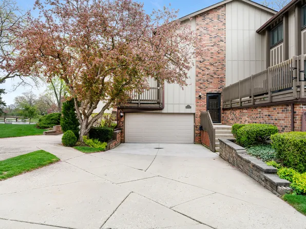 15 Windward Cir, Willowbrook, IL 60527