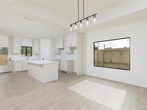 3rd image of 818 E Chapa Ave