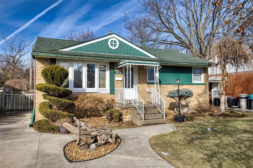 4 bed, $2,400 — Photo 1
