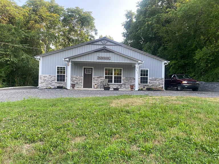1472 Zinc Plant Rd — Photo 1