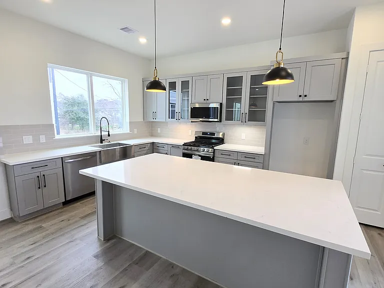 2706 Nagle St — Photo 1
