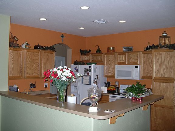 Open Kitchen w/ALL Appliances included!