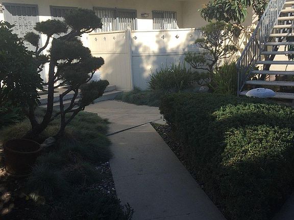 4th image of 3866 S Bronson Ave