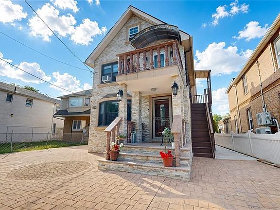 2nd image of 3985 Victory Blvd