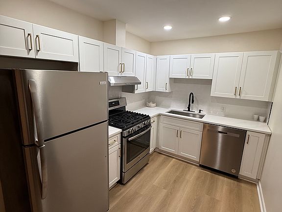 3rd image of 1743 Thomasville Dr SE