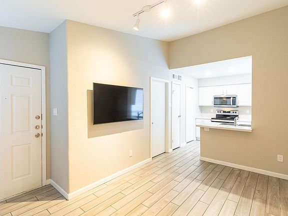 4th image of 3900 Woodchase Dr APT 13