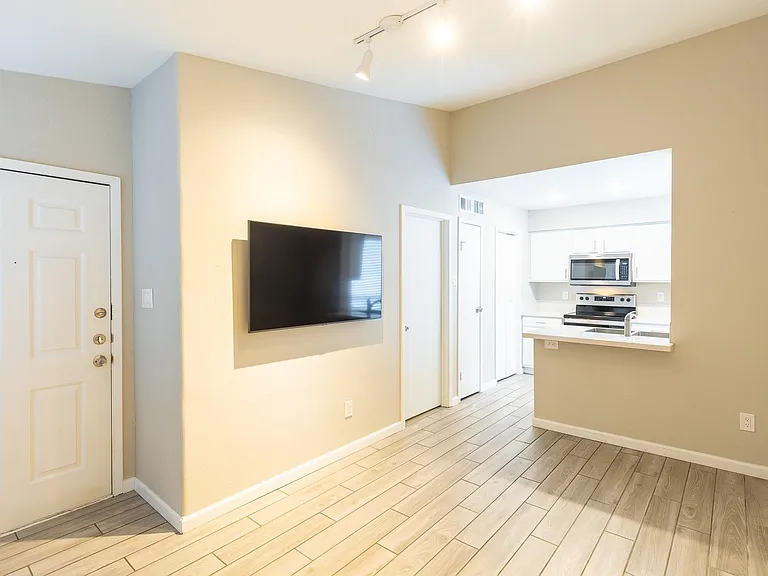 3900 Woodchase Dr #13 — Photo 4